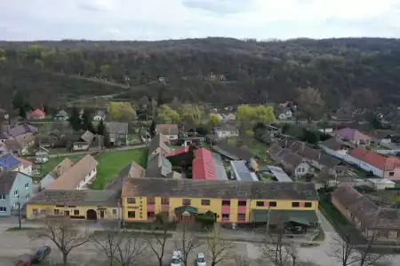 Eladó vendéglátás, Kemence 13 szoba 350 m² 250 M Ft